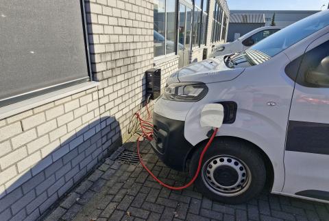 afbeelding auto aan laadpaal