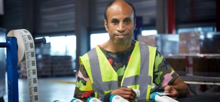 afbeelding: Man bij lopendeband