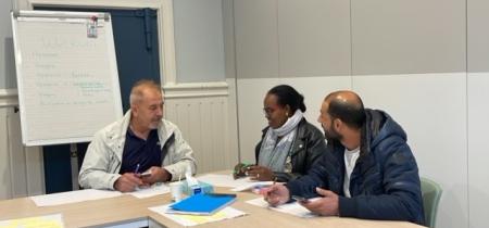 Afbeelding: Statushouders pratend aan tafel