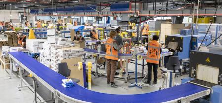 afbeelding productiehal met groepsplaatsing