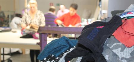 afbeelding textiel met mensen die sorteren