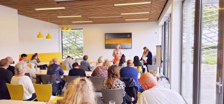 Afbeelding bijeenkomst met pratende vrouw