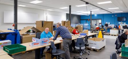 afbeelding werkende mensen in productiehal