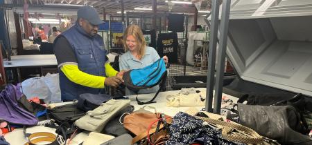 afbeelding twee mensen bij tweedehands tassen