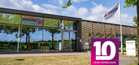 afbeelding gevel werkzaak met 10 jaar logo