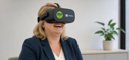 afbeelding vrouw met VR-bril op