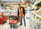 afbeelding Jongen aan het werk in supermarkt