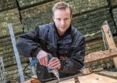 Afbeelding: man boort in hout