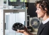 Afbeelding: vrouw pakt product uit 3d printer