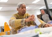 afbeelding vrouw die Blistex inpakt