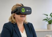 afbeelding vrouw met VR-bril op