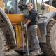 Afbeelding: man op lift van shovel