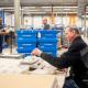 afbeelding man achter bureau in productieruimte