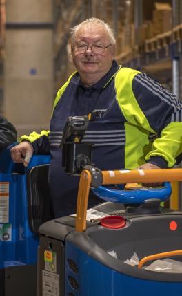 Afbeelding: man op heftruck in magazijn