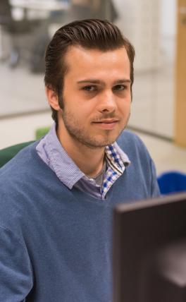 Afbeelding: Man aan bureau met computerscherm