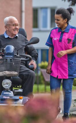 Afbeelding: Vrouw loopt naast man in rolstoel