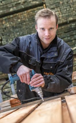 Afbeelding: man boort in hout