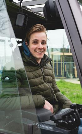 afbeelding jongen op heftruck