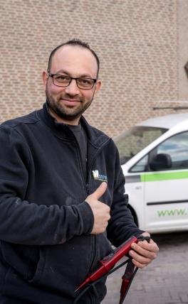 afbeelding man bij auto