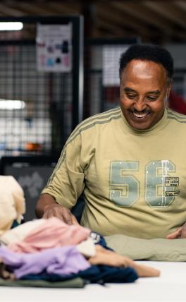 Kleding sorteren met een grote glimlach